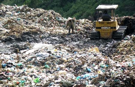 Bãi rác Đà Lạt, rác được đẩy xuống vực và chôn lấp hở gây ô nhiễm nặng.