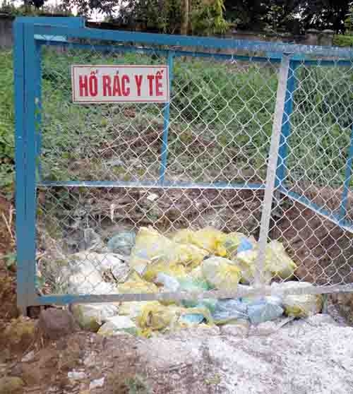 Tại TT Y tế huyện Đạ Tẻh, chất thải nguy hại chôn lấp một cách sơ sài (ảnh chụp chiều ngày 10-8-2011).