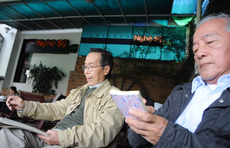Gần 50 năm sau, Đinh Cường (bên trái) lại hội ngộ cùng HS Bửu Ý và người vẽ, người viết tạp bút trong quán café.