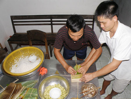 Lính cũ- Nguyễn Văn Thể (trái) và Chu Văn Huy gói bánh chưng.
