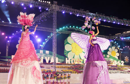 Một hoạt cảnh trong đêm Khai mạc Festival Hoa 2012. Ảnh NT