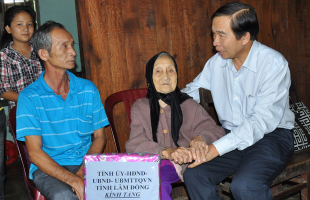 Đồng chí Vũ Công Tiến thăm, tặng quà và ân cần thăm hỏi gia đinh bà Lê Thị Tám (95 tuổi, mẹ liệt sĩ) ở xã Đại Lào (Bảo Lộc) - Ảnh: BÙI TRƯỞNG 