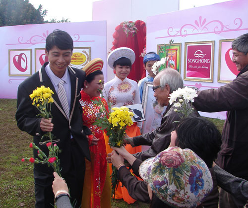 Vợ chồng anh Bùi Văn Tiềm và chị Trần Thị Loan nhận lời chúc phúc của bạn bè đồng cảnh. Ảnh Diệp Quỳnh