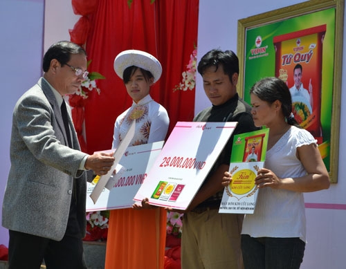 Ông Trần Văn Ninh - Chủ tịch UBMTTQ thành phố Đà Lạt trao quà của nhà tại trợ cho gia đình anh Anh Phạm Văn Ngọc và chị Lê Thị Bông