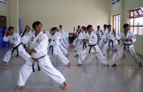 Các võ sinh Karatedo Đà Lạt luyện binh khí