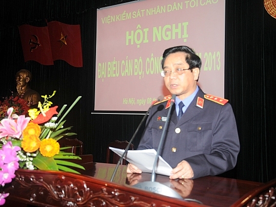 Đồng chí Hoàng Nghĩa Mai, Phó Viện trưởng Thường trực VKSNDTC trình bày Báo cáo tại Hội nghị.