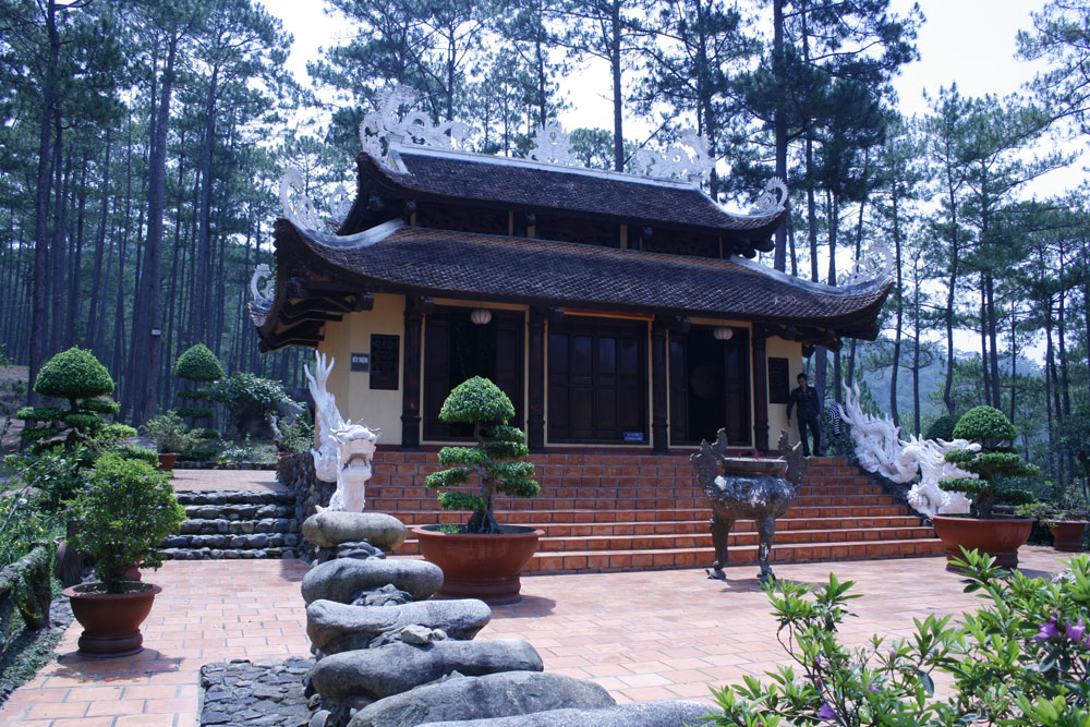 Đền Thượng tọa lạc trên đồi cao hơn 80m