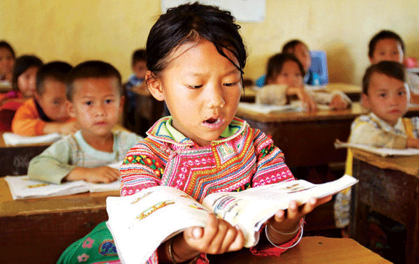 Học sinh lớp 1, phân trường thôn 5 Trường Tiểu học xã Rô Men, huyện Đam Rông (Lâm Đồng) tập đọc môn tiếng Việt      