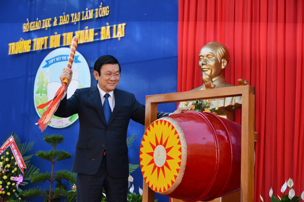 Chủ tịch nước Trương Tấn Sang đánh trống khai trường, năm học mới bắt đầu