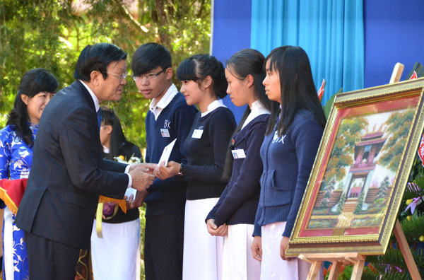 Chủ tịch nước Trương Tấn Sang trao học bổng cho các em học sinh nghèo vượt khó tại Trường THPT Bùi Thị Xuân
