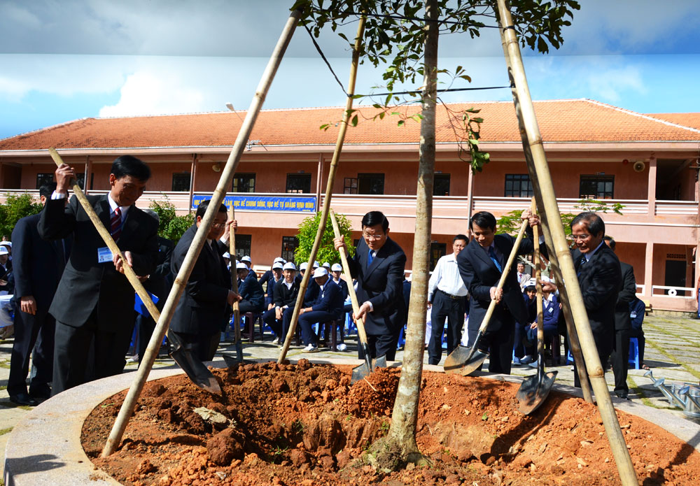 Chủ tịch nước cùng các đồng chí lãnh đạo tỉnh trồng cây lưu niệm tại khuôn viên trường