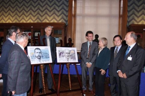 Đại sứ Dương Chí Dũng (thứ 2 bên phải): Bộ tem sẽ giúp bạn bè thế giới hiểu thêm về tình cảm của Yersin dành cho Việt Nam