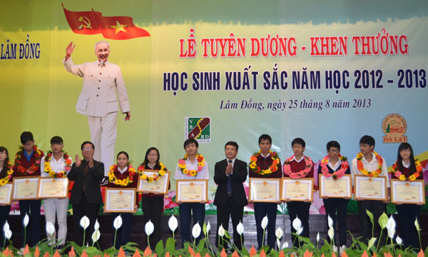 Khen thưởng học sinh xuất sắc năm học 2012 - 2013