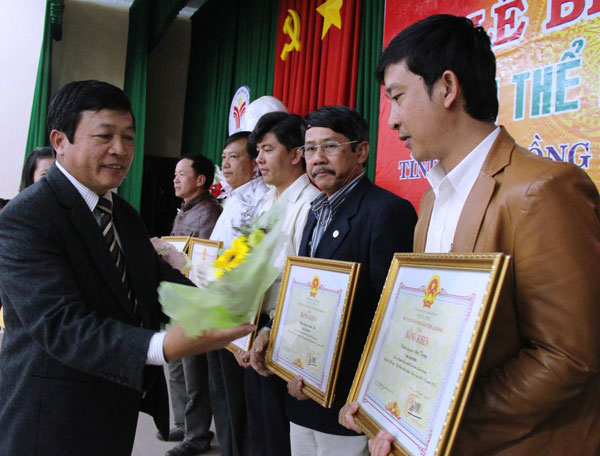 Đồng chí Đoàn Văn Việt - UVBTV, Phó Chủ tịch UBND tỉnh, Trưởng ban tổ chức Đại hội TDTT lần thứ VII trao giải cho các đội có thành cao