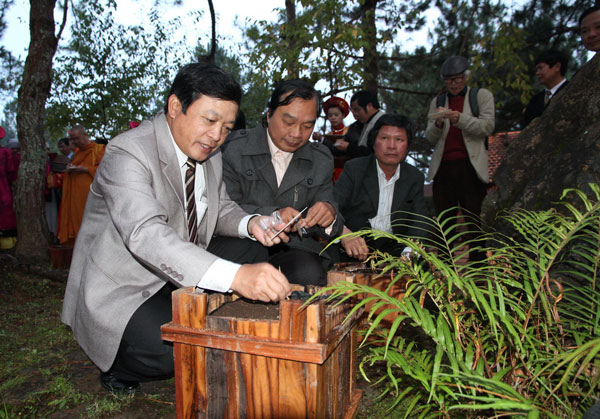 Đồng chí Đoàn Văn Việt tham gia gieo những hạt giống hoa Đà Lạt