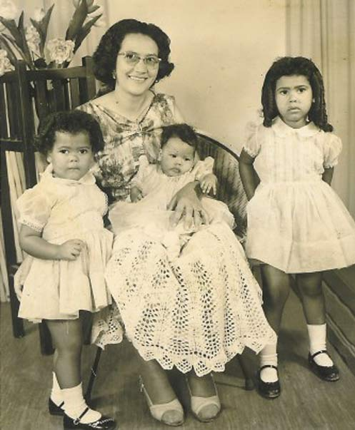 Nữ nhà báo Michelle Faul (ngoài cùng bên phải) cùng mẹ và các em lúc còn nhỏ