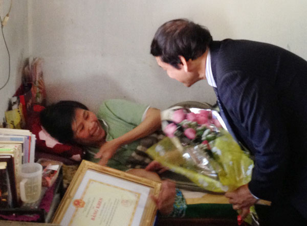 Đại diện Bộ GD & ĐT trao tặng bằng khen và hoa cho cô giáo Trần Thị Hoa
