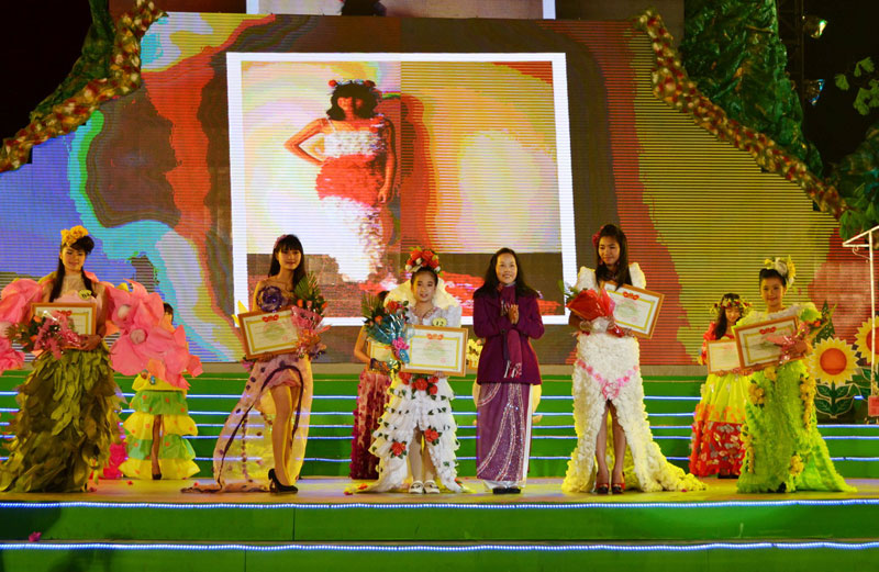 Bà Hoàng Thị Thu Hồng - UVBTV Tỉnh ủy, Phó Chủ tịch HĐND tỉnh Lâm Đồng trao giải nhất, nhì, ba cho các thí sinh