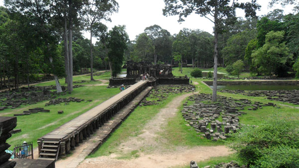 Cầu rắn Naga dẫn vào lối cổng chính ở phía Đông của ngôi đền