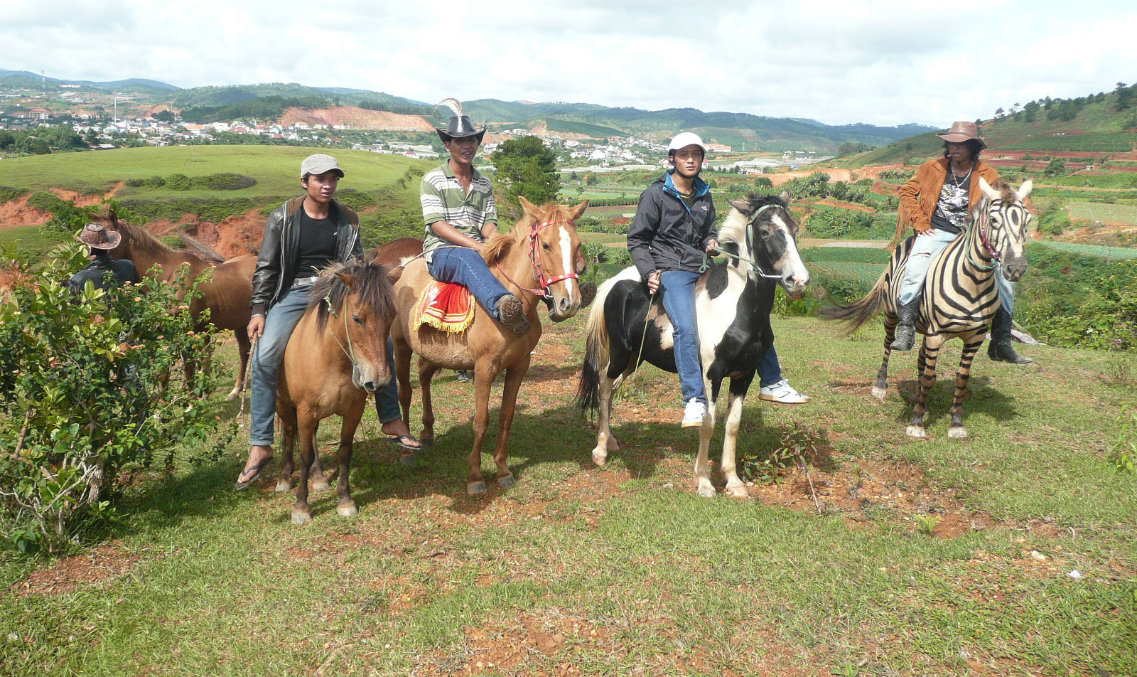 Du khách thuê ngựa vượt dốc lên đỉnh Lang Biang