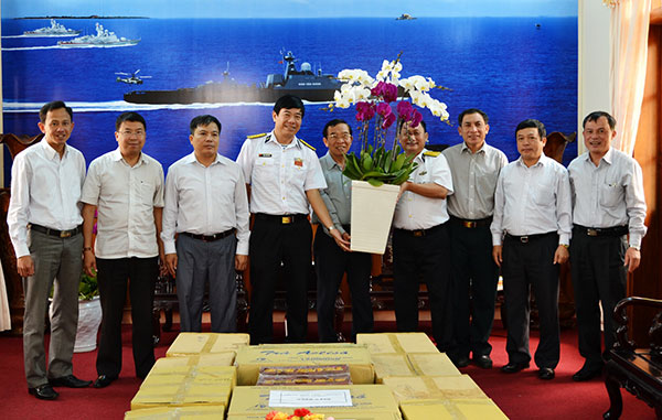 Lãnh đạo tỉnh thăm và chúc tết Bộ tư lệnh Vùng 4 Hải quân