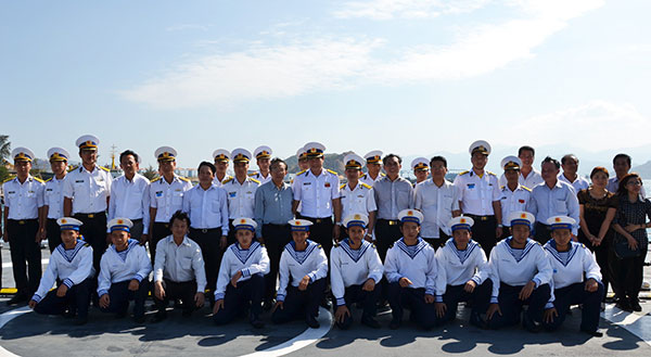Chup ảnh lưu niệm cùng cán bộ chiến sĩ tàu HQ 012 Lý Thái Tổ