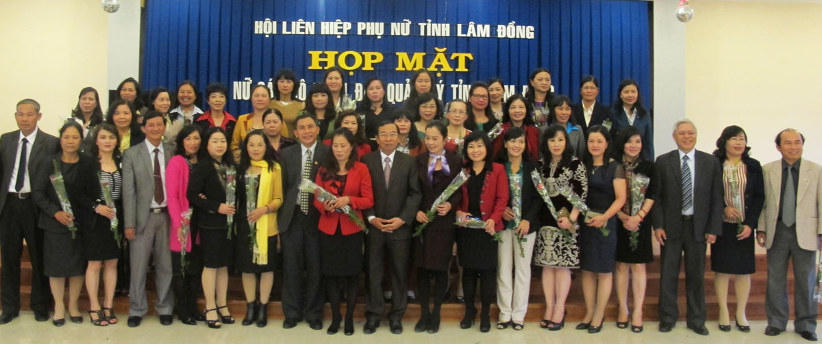 Các đồng chí lãnh đạo tỉnh tặng hoa chúc mừng ngày 8/3 cho đội ngũ nữ cán bộ lãnh đạo, quản lý của Lâm Đồng