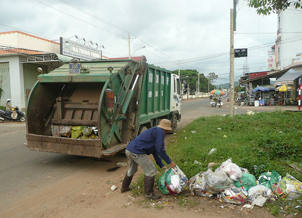 Xe thu gom rác của Đội Vệ sinh môi trường đang thu gom rác trong khu dân cư tại thị trấn Liên Nghĩa