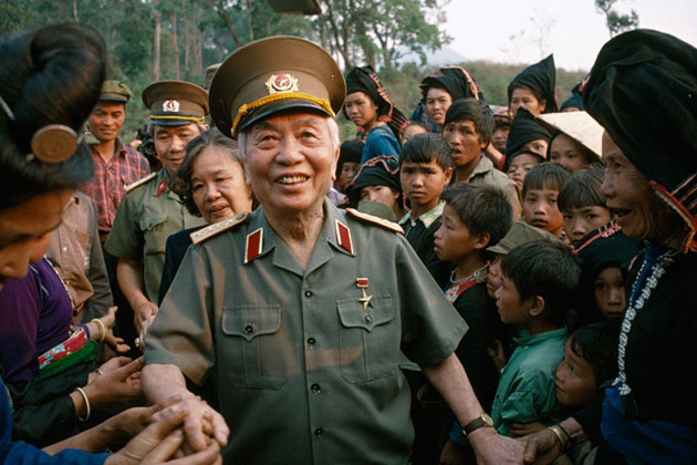 Nhân dân Điện Biên Phủ chào đón Đại tướng Võ Nguyên Giáp (tháng 5/1994). Ảnh: Tư liệu