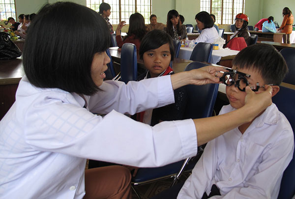 Đo mắt chỉnh kính cho học sinh tiểu học xã Phi Tô