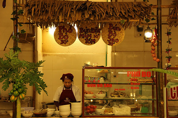 Người bán hàng trong khu ẩm thực truyền thống
