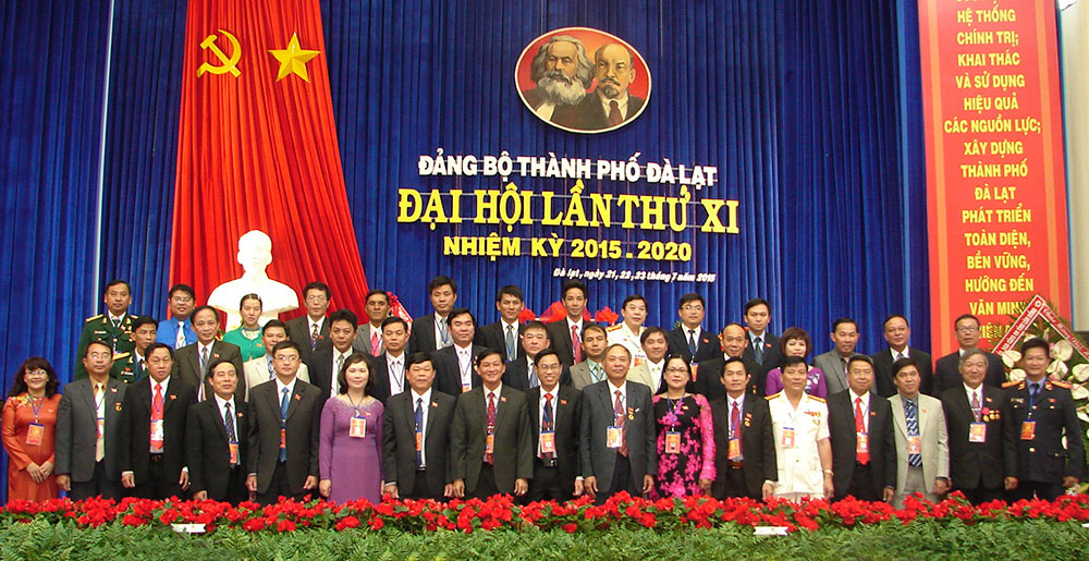 Các vị ủy viên BCH khóa XI (nhiệm kỳ 2015 - 2020) ra mắt đại hội
