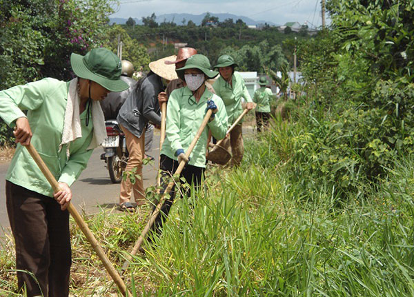Phụ nữ Di Linh hưởng ứng xây dựng nông thôn mới với mô hình “Tuyến đường không rác”