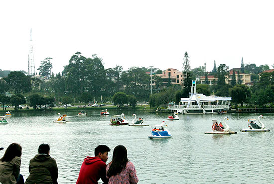 Trên hồ Xuân Hương