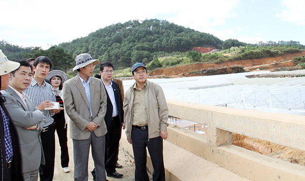 Chủ tịch UBND tỉnh Đoàn Văn Việt (ngoài cùng bên phải) khảo sát đường mới Đạ Sar và sản xuất nông nghiệp