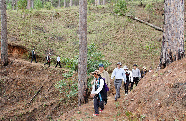 Đoàn trải nghiệm tuyến du lịch sinh thái trong Khu dự trữ sinh quyển thế giới Lang Biang