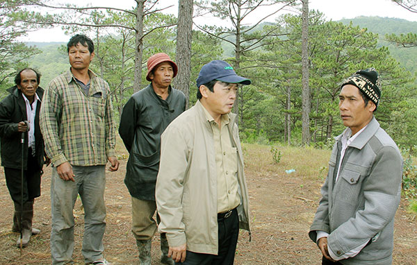 Chủ tịch UBND tỉnh Đoàn Văn Việt (hàng trước bên trái) bàn về công tác QL&BVR với các hộ nhận giao khoán bảo vệ rừng thôn Đạ Tro, xã Đạ Nhim dịp sau Tết Bính Thân