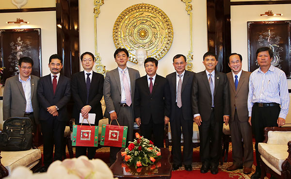 Chủ tịch UBND tỉnh chụp ảnh lưu niệm với đại diện JICA tại Việt Nam