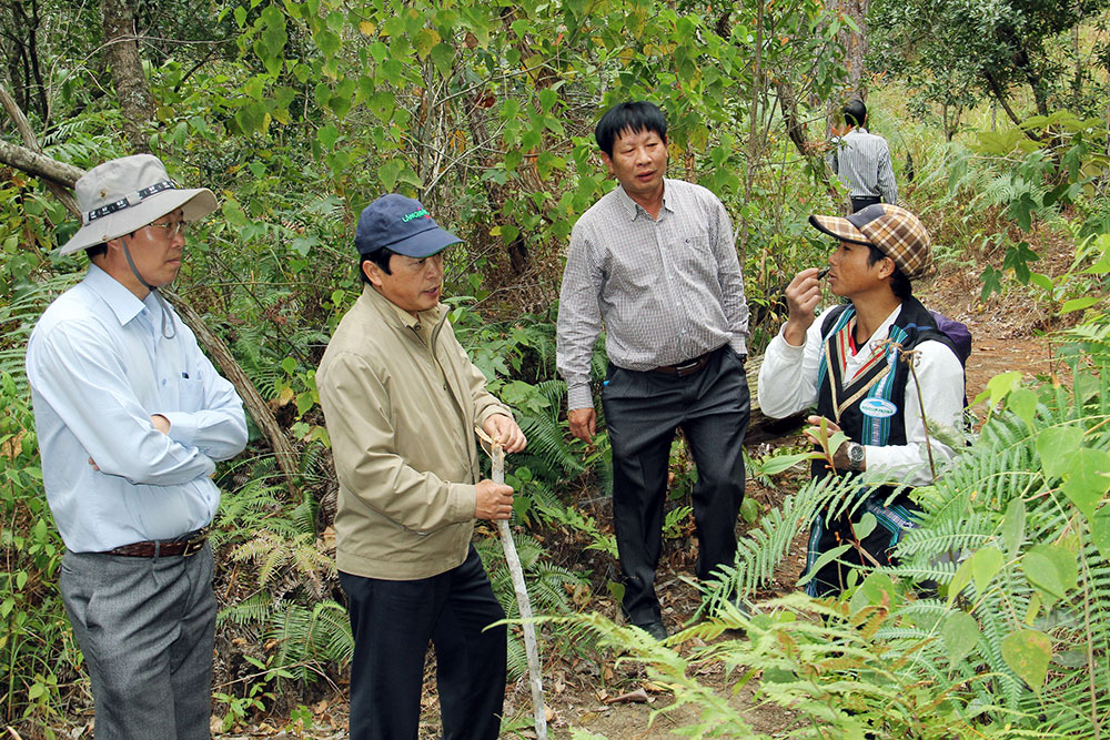 Chủ tịch UBND tỉnh Đoàn Văn Việt (thứ 2, trái qua) khảo sát Khu DTSQ Lang Biang