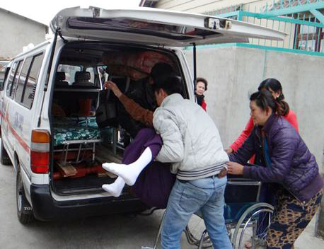 Một chuyến chuyển viện miễn phí của Phòng khám Đông y chùa Linh Quang. Ảnh: N.T