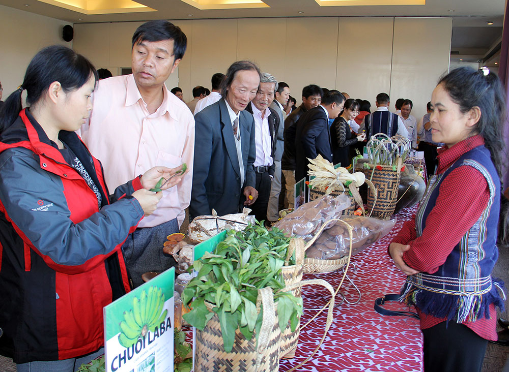 Sản phẩm của cộng đồng địa phương - quá trình cùng chia sẻ lợi ích tại KDTSQ Lang Biang. Ảnh: M.Đạo