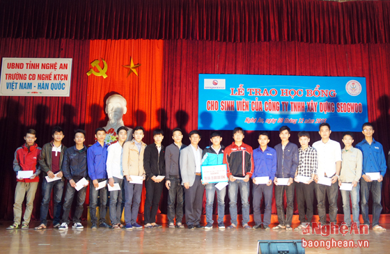 Ông Nguyễn Duy Nam, Hiệu trưởng nhà trường trao học bổng cho các sinh viên