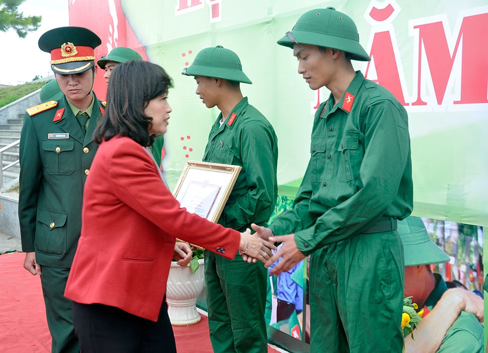 Bí thư Thành ủy Huỳnh Thị Thanh Xuân tặng quà cho các đảng viên trẻ nhập ngũ