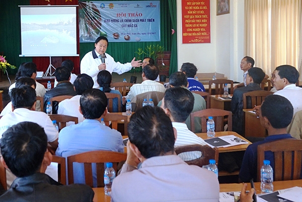 Giáo sư Nguyễn Lân Hùng (người đứng) giải đáp những thắc mắc của nông dân đã, đang và sẽ trồng cây mắc ca ở Lâm Hà 