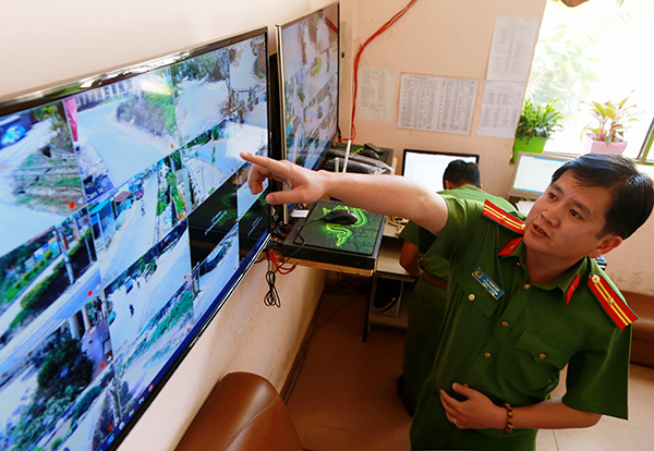 Thiếu tá Lê Thanh Sơn, Trưởng Công an Phường 11 (TP Đà Lạt) cho biết rất nhiều người dân được Công an Phường cấp mật khẩu để quan sát 40 camera an ninh đường phố trên điện thoại thông minh. Ảnh: C. Thành
