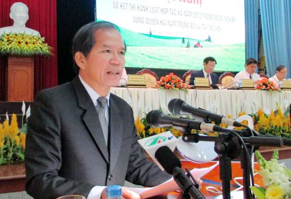 Bí thư Tỉnh ủy Lâm Đồng Nguyễn Xuân Tiến phát biểu: “Lâm Đồng mong muốn trao đổi thêm nhiều kinh nghiệm phát triển kinh tế hợp tác của vùng Duyên hải Nam Trung Bộ và Tây Nguyên”