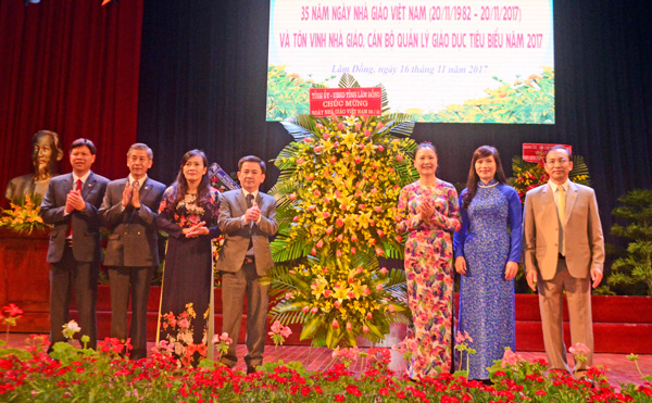 Phó Chủ tịch UBND tỉnh Phan Văn Đa tặng biểu trưng cho nhà giáo tiêu biểu