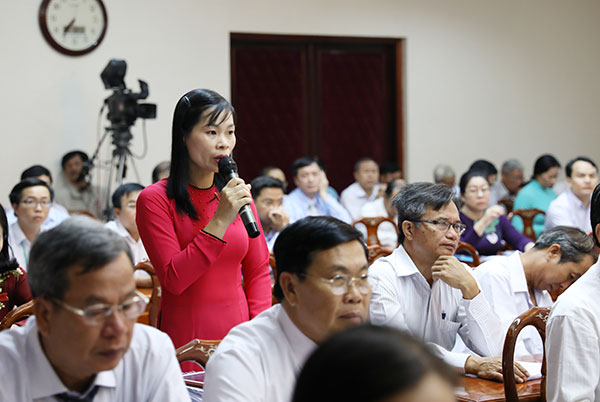Đại biểu Nguyễn Thị Thu Hiền, Tổ đại biểu HĐND tỉnh huyện Nhơn Trạch đặt câu hỏi chất vấn về vấn đề biên chế ngành giáo dục