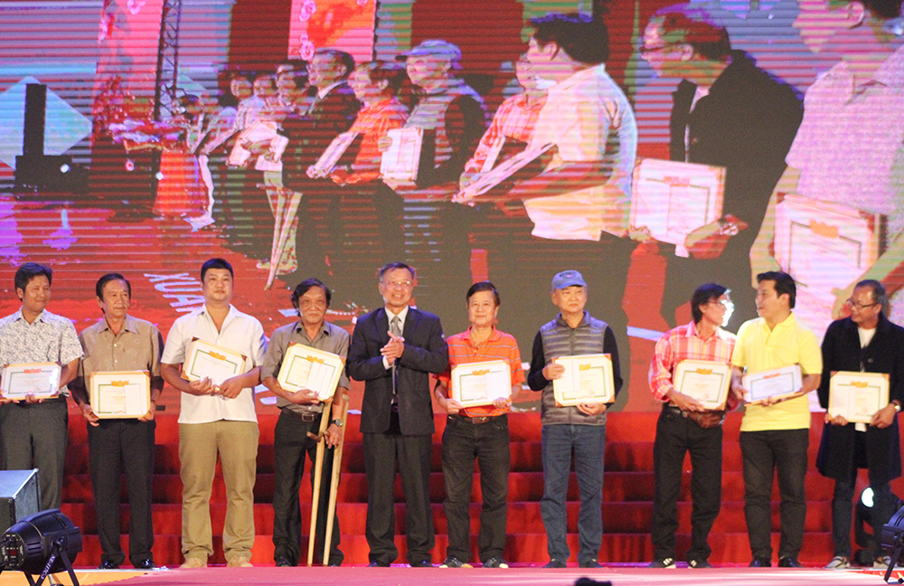 Ông Nguyễn Quốc Bắc, Chủ tịch UBND TP Bảo Lộc, tặng giấy khen cho các nhạc sỹ có ca khúc sáng tác về Bảo Lộc 