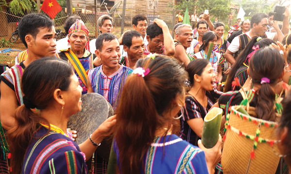 Cần quan tâm đến lễ hội truyền thống của người bản địa để phát triển thành một loại hình du lịch độc đáo. Ảnh: T.Chu